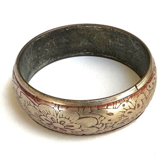 Red and silver tone etched bangle bracelet - Picture 6 of 9